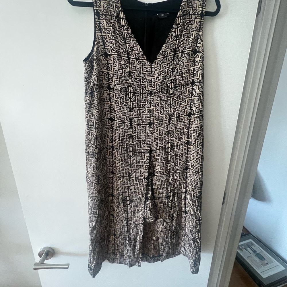 Club Monaco Black and Cream Geometric V-Neck Outfit
